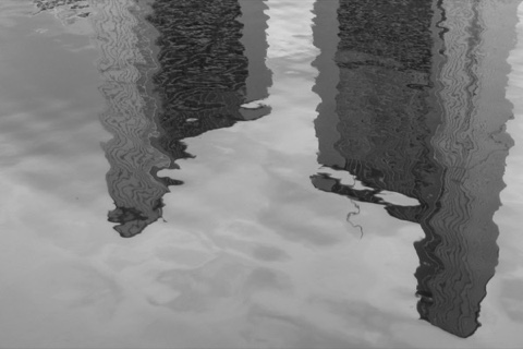 Reflejos de edificios sobre el agua